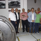 Los asistentes a la inauguración, junto al torno de ruedas del Museo del Ferroviario. CAMPOS