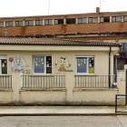 La guardería, cerrada, con el edificio del colegio al fondo. ACACIO DÍAZ