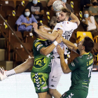 Boskos fue de los mejores del Ademar contra el BM Antequera hasta que se lesionó. MARCIANO PÉREZ