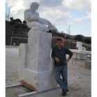 El artista posa junto a su obra, aún inacabada