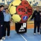 Manolo Cadenas posa junto a los otros tres entrenadores ante un enorme balón de balonmano