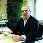 Francisco Ramos-Sabugo, en su despacho con los expedientes de su apellido.