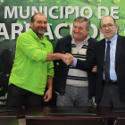 El alcalde de Carracedelo y el pedáneo de Villadepalos firmaron con Somacyl el convenio.