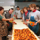 Imagen de la preparación de la empanada para entrar al horno. L. DE LA MATA