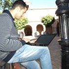 Un joven conectado a la red wifi en la Plaza Mayor.