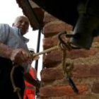 Repique de campanas en la iglesia de Villavante, una gran afición en el pueblo