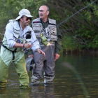 Dos pescadores en uno de los cauces leoneses.