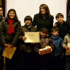 Los premiados en el concurso de belenes, con la alcaldesa de Val de San Lorenzo.