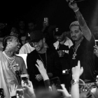 Neymar, en el centro de la imagen junto a dos amigos, en la discoteca Queen de París.