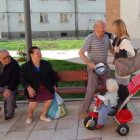 Mª Eugenia Gancedo conversa con unos vecinos en el barrio de Pinilla