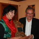 Mar Palacio y José Luis Prada, en el acto de entrega en Canedo.