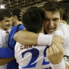 Aginagalde se abraza a Costa y Valçic con Saric al término del encuentro