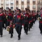Una de las bandas que tomaron parte en la muestra, desfilando a su llegada a la plaza Mayor