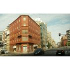 Vista del edificio que se está derribando en la avenida de Álvaro López Núñez en la confluencia con la calle Federico Echevaría. DL