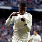 El brasileño Vinicius celebra el primer gol del Madrid ante el Valladolid. FERNANDO VILLAR