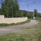 Parcela que acogerá el edificio de piraguas y que es zona ajardinada de las piscinas. CAMPOS