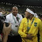 El delantero de Brasil, Neymar Jr., se encaró con un aficionado durante la celebración de la medalla de oro de los Juegos Olímpicos.