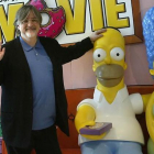 Matt Groening, con Homer, Marge y Maggie Simpson