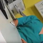 Captura del vídeo que muestra a un médico del centro de salud de Guijuelo masturbándose ante una paciente.