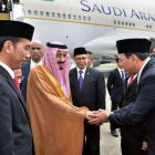 El presidente indonesio, Joko Widodo, a la izquierda, recibe al monarca saudí, Salman, en el centro, este miércoles, en Yakarta.