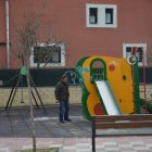 El concejal Ramón Fernández visitó uno de los parques de Villaquilambre remodelados. DL