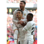 Ramos y Vinicius celebran el gol de Casemiro que abría las puertas al triunfo del Madrid. JUANJO MARTÍN