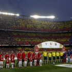 Los jugadores del Athletic, a la izquierda, y el Barcelona al inicio de la final.
