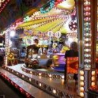 Uno de los carruseles de la feria con su pequeños habitantes