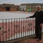 El alcalde de Bustillo, Faustino Sutil, delante de la plaza de Matalobos que ya está casi rematada
