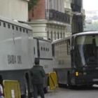 Furgones de la Guardia Civil a su llegada, en la mañana de ayer, a la Audiencia Nacional