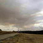 Humareda del incendio sobre el municipio de Velilla del Río Carrión, en Palencia
