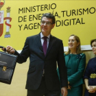 El ministro de Energía, Turismo y Agenda Digital, Álvaro Nadal, recibe la cartera ministerial de manos del titular de Economía, Luis de Guindos.