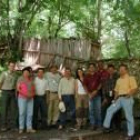 Empleados de Picos y los centroamericanos ante un chorco de los lobos