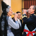El Rey y la madre de Jaime de Marichalar, en la boda de la infanta Elena.