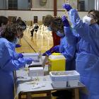 Enfermeras preparan vacunas en La Bañeza. MARCIANO PÉREZ
