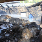 Restos del pajar que fue pasto de las llamas ayer en la localidad de Valdeprado.