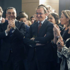 El ministro de Sanidad, Servicios Sociales e Igualdad, Alfonso Alonso recibe el aplauso de sus compañeros durante el acto de homenaje, organizado en Vitoria por el PP del País Vasco, tras su nombramiento.