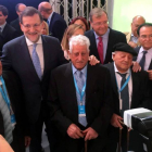 Rajoy con Dionisio, Leoncio e Isidoro, los tres históricos hermanos de Carracedelo que trabajaron en el ferrocarril.