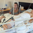Maritrini Jiménez junto a su hijo en el Hospital de Manises.