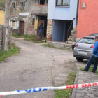 Un momento del registro policial en Berbes. CUELI /DL