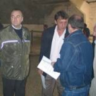 Uno de los vecinos entrega un folleto al presidente de la Diputación