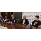 Villacorta, Blanca Fernández, Óscar Barredo, J. María López, López Benito, Calleja, Aláiz y Martos en la presentación de la carrera.