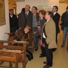 Isabel Carrasco y el resto de la comitiva en el aula recreada en el museo de Castrocalbón.