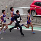 Yuki Kawauchi corriendo en traje en una prueba de medio maratón en Saitama.
