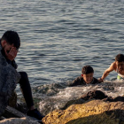 Tres inmigrantes llegan a nado a El Tarajal. BRAIS LORENZO