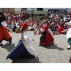 Los alumnos y alumnas del centro abrieron con sus bailes regionales los actos para celebrar el cien aniversario del colegio rural.