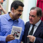 Nicolás Maduro (izquierda) y Oliver Stone, ayer, en el palacio presidencial de Miraflores, en Caracas.