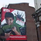Un mural que muestra a un nino yemeni con una pistola.