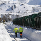 Convoyes  de mercancías entre la nieve, en la línea ferroviaria León-Gijón. JESÚS F. SALVADORES