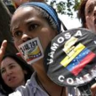 Una opositora a Chávez se manifiesta en Caracas